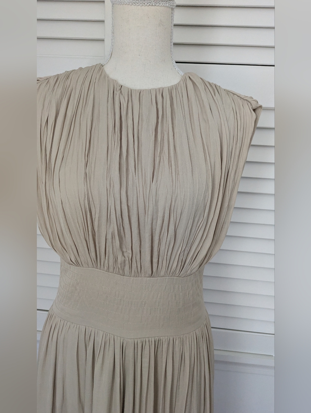 NWT, Banana Republic Sleeveless OYSTER PEARL Crystal Pleated Maxi Dress Sz 4 - Picture 2 of 8